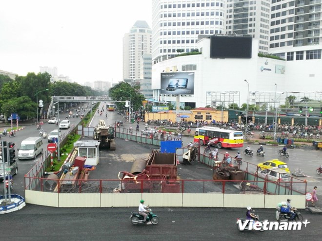 Lập rào chắn, phân luồng thi công đường sắt Nhổn-ga Hà Nội ảnh 1