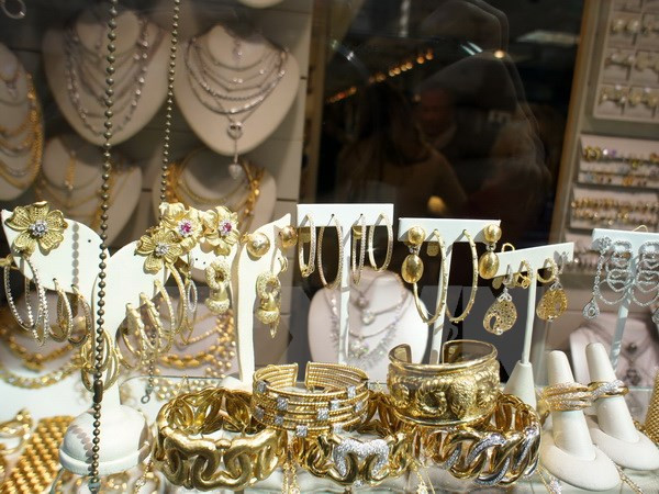 Giá vàng châu Á xuống mức thấp nhất trong hơn 5 năm qua ảnh 1