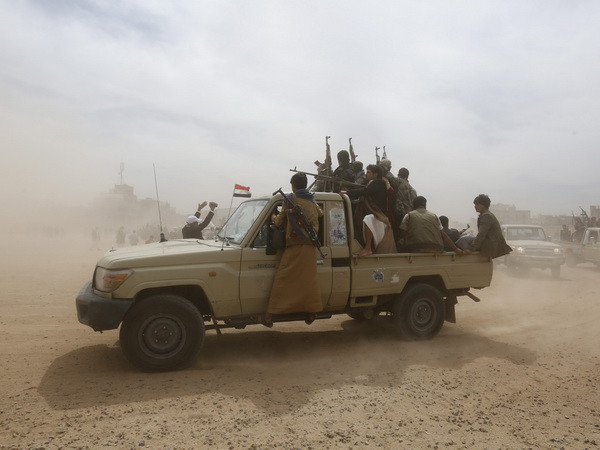 Phiến quân Houthi tại một khu vực ở thủ đô Sanaa ngày 10/11. (Nguồn: EPA/TTXVN) Giao tranh tiếp diễn tại Yemen khiến hơn 40 người thiệt mạng ảnh 1