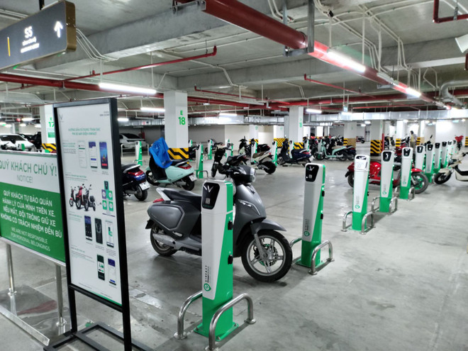 Giá xăng dầu 'leo thang,' thị trường xe máy điện nhộn nhịp ảnh 2