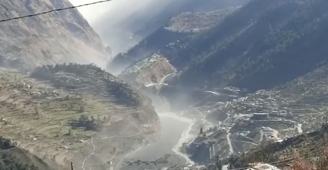 Lũ quét xảy ra tại bang Uttarakhand, Ấn Độ khi một phần của sông băng Nanda Devi trên dãy Himalaya tan chảy ngày 7/2. (Ảnh: AP/TTXVN) 14 người đã thiệt mạng trong vụ lũ quét do vỡ sông băng ở dãy Himalaya ảnh 1
