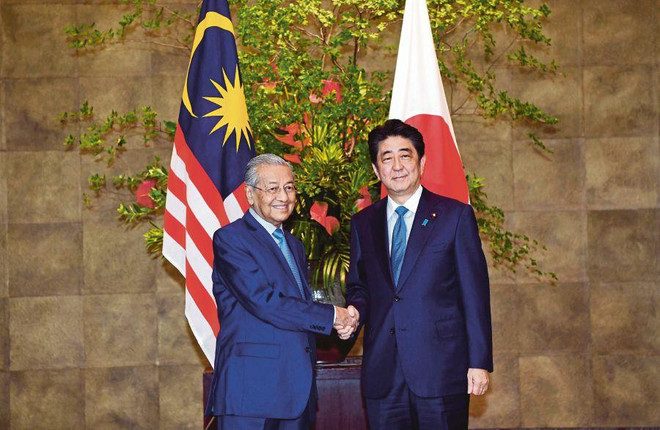 Thủ tướng Nhật Bản Shinzo Abe và người đồng cấp Malaysia Mahathir Mohamad. (Nguồn: nst.com.my) Nhật Bản và Malaysia nhất trí làm sâu sắc quan hệ song phương ảnh 1