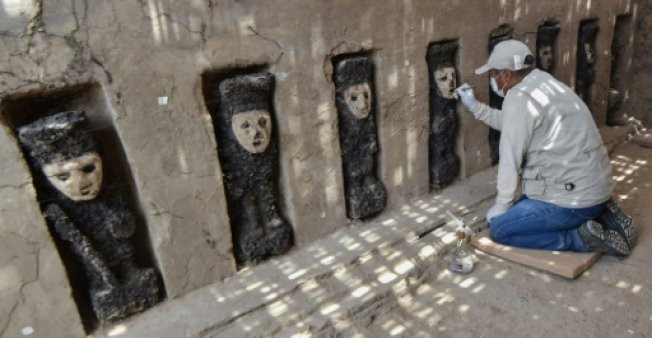 Peru phát hiện hàng chục tác phẩm điêu khắc 750 năm tuổi ảnh 1