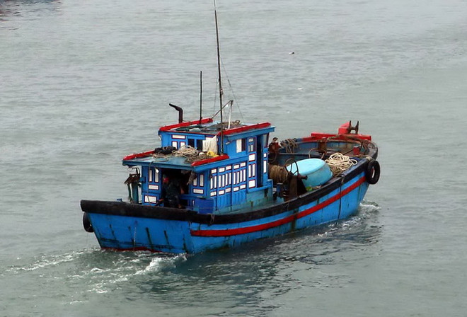 Tàu cá Việt Nam cứu bốn người nước ngoài mất tích trên biển ảnh 1