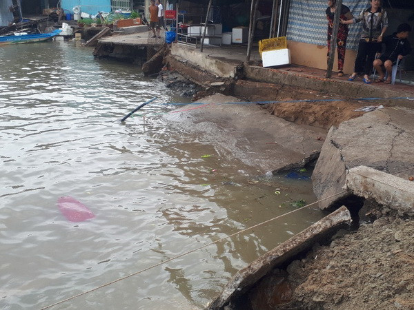 Cà Mau: Sạt lở trong đêm nhấn chìm 3 căn nhà xuống sông ảnh 1