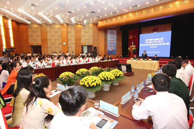 Buổi gặp gỡ là cơ hội để các nhà khoa học trẻ giãi bày những tâm tư lên lãnh đạo Chính phủ. (Ảnh: Anh Tuấn/TTXVN) Giới quản lý chưa thực sự tin trưởng vào các nhà khoa học trẻ? ảnh 1