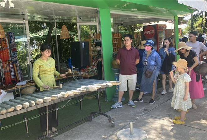 Phú Yên đưa nghệ thuật đàn đá vào phục vụ khách du lịch ảnh 1