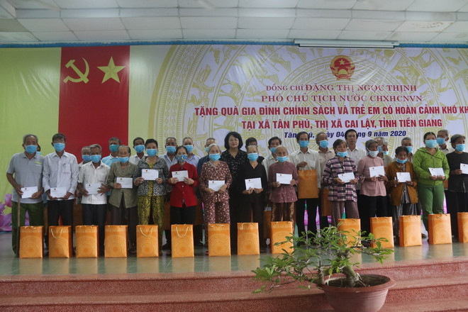 Phó Chủ tịch nước thăm, tặng quà gia đình chính sách tỉnh Tiền Giang ảnh 1