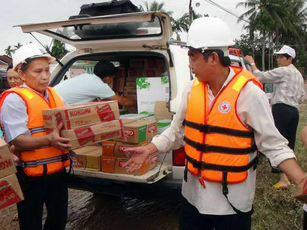 Quảng Ngãi hỗ trợ người dân khắc phục hậu quả mưa lũ ảnh 1