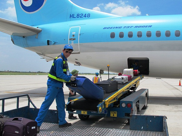 Bắt 2 nhân viên bốc xếp trộm cắp điện thoại của khách đi máy bay ảnh 1