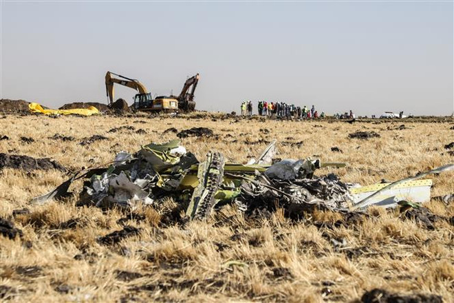 Hiện trường vụ tai nạn máy bay của Hãng hàng không Ethiopian Airlines gần Bishoftu, Ethiopia, ngày 11/3/2019. (Ảnh: AFP/ TTXVN) Hộp đen của Boeing 737 MAX 8 gặp nạn được gửi tới Pháp phân tích ảnh 1