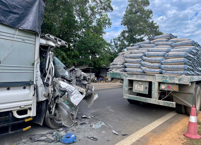 Hòa Bình: Xe tải va chạm xe kéo rơmooc đi cùng chiều, một người chết ảnh 1
