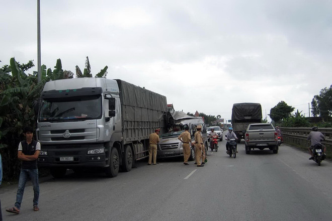 Xe khách bất ngờ đâm vào đuôi xe tải, khiến 6 người bị thương ảnh 1