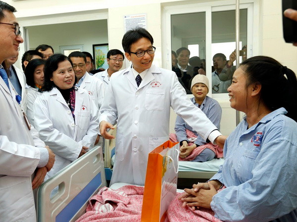 Phó Thủ tướng Vũ Đức Đam thăm bệnh nhân ung thư tại Bệnh viện K ảnh 1