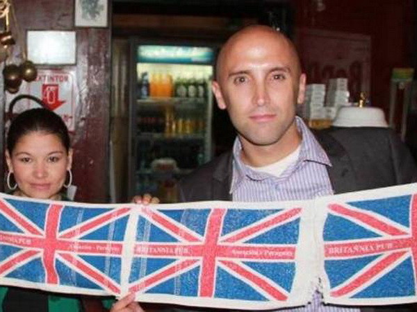 Phóng viên người Anh làm việc cho RT bị trục xuất khỏi Ukraine ảnh 1