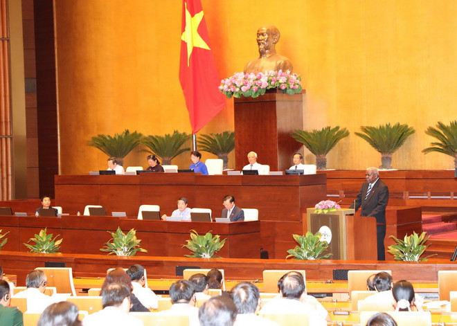 Chủ tịch Quốc hội Cu Ba Esteban Lazo Hernández đã đến dự và phát biểu tại Phiên họp toàn thể, Kỳ họp thứ ba, Quốc hội khóa XIV. (Ảnh: Trọng Đức/TTXVN) Chủ tịch Quốc hội Cuba tham dự phiên họp của Quốc hội Việt Nam ảnh 1