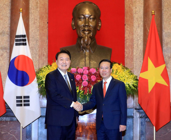 Chủ tịch nước Võ Văn Thưởng và Tổng thống Hàn Quốc Yoon Suk Yeol tại lễ đón. (Ảnh: Thống Nhất/TTXVN) Tổng thống Hàn Quốc kết thúc chuyến thăm cấp Nhà nước tới Việt Nam ảnh 1