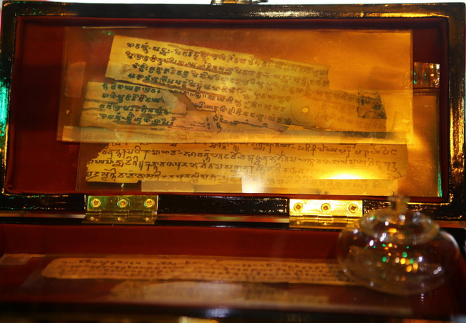 Triển lãm bản kinh Phật cổ trên lá bối 2.000 năm tuổi tại Huế ảnh 2