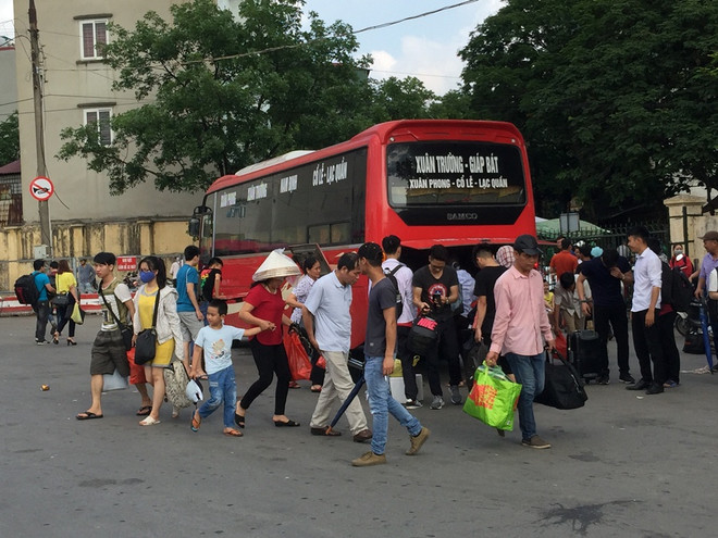 Người dân mệt nhoài về Thủ đô, nhà xe ‘chặt chém, nhồi khách’ ảnh 1