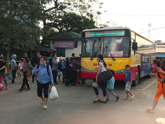 Người dân mệt nhoài về Thủ đô, nhà xe ‘chặt chém, nhồi khách’ ảnh 7