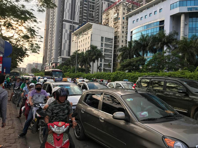 Người dân mệt nhoài về Thủ đô, nhà xe ‘chặt chém, nhồi khách’ ảnh 5