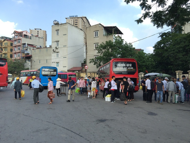 Người dân mệt nhoài về Thủ đô, nhà xe ‘chặt chém, nhồi khách’ ảnh 2
