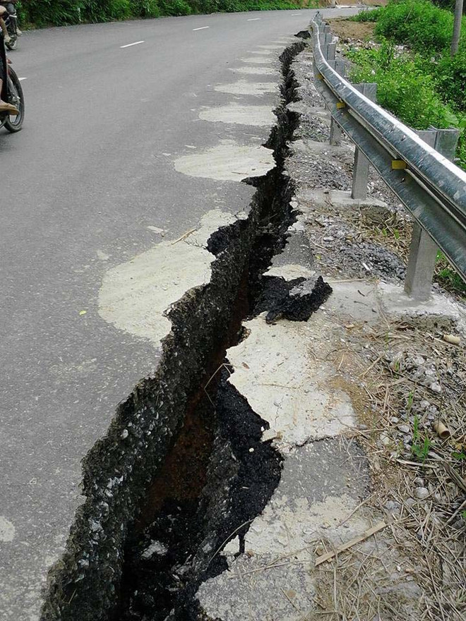 Kinh hãi vết nứt dài trên 200m, sâu tới 2m tại Quốc lộ 217 ảnh 2