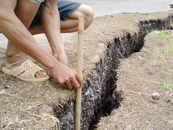 Kinh hãi vết nứt dài trên 200m, sâu tới 2m tại Quốc lộ 217 ảnh 1