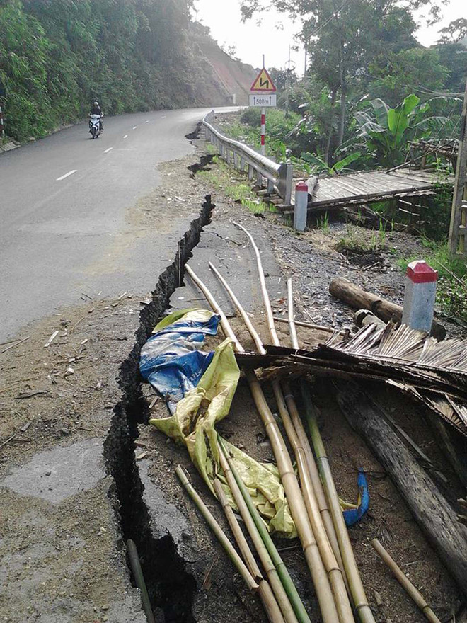 Kinh hãi vết nứt dài trên 200m, sâu tới 2m tại Quốc lộ 217 ảnh 3