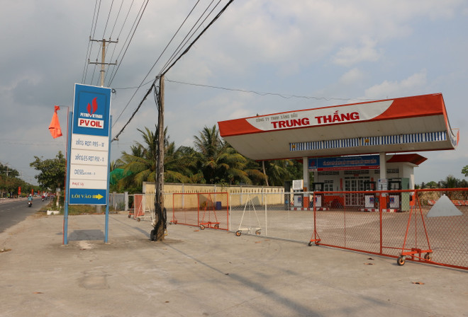 Cửa hàng kinh doanh xăng dầu Trung Thắng (huyện Thoại Sơn, An Giang) đóng cửa vì hết xăng. (Ảnh: Công Mạo/TTXVN) Kiểm tra, kiểm soát đảm bảo cung ứng xăng dầu ra thị trường ảnh 1