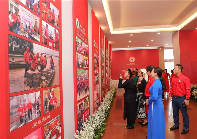 Thông qua triển lãm, Hội Chữ thập Đỏ Việt Nam mong muốn gửi tới thông điệp về niềm tự hào, phát huy truyền thống nhân ái của dân tộc. (Ảnh: Thanh Tùng/TTXVN) Khai mạc triển lãm "Hệ sinh thái nhân đạo" nhân đại hội Chữ thập Đỏ ảnh 1