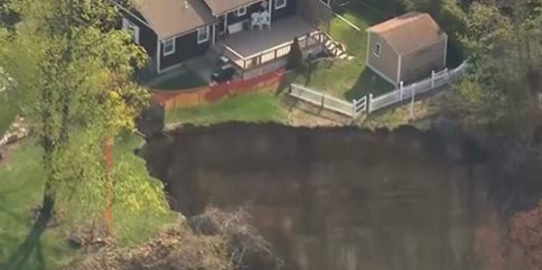 [Video] Hai ngôi nhà tại Mỹ suýt bị "hố tử thần" nuốt chửng ảnh 1