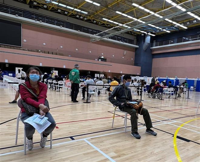 Hong Kong quyết định hạ độ tuổi áp dụng “hộ chiếu vaccine” ảnh 1