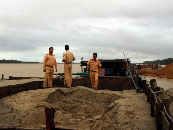 Phát hiện 5 tàu khai thác cát trái phép trên sông Thu Bồn ảnh 1