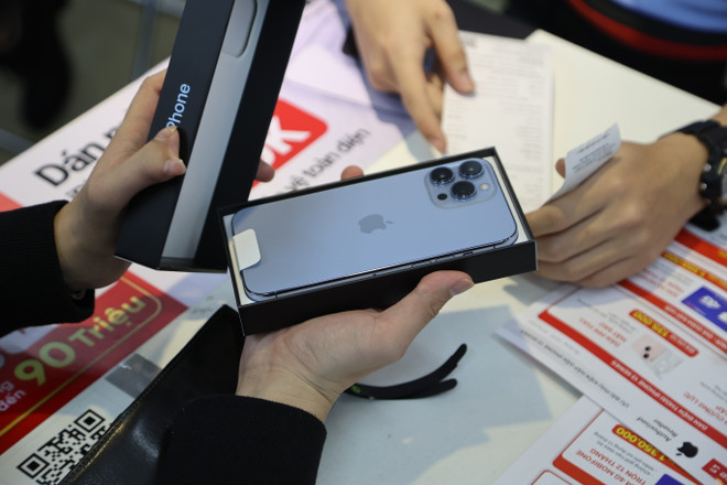 Mở bán iPhone 13 chính hãng tại Việt Nam: Vắng vẻ nhưng không ảm đạm ảnh 1