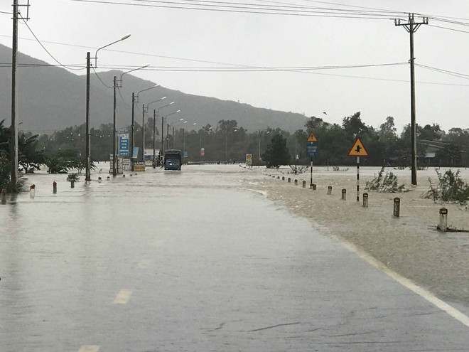 Lũ lớn tại Bình Định, hơn 16.500 căn nhà bị ngập, giao thông chia cắt ảnh 2