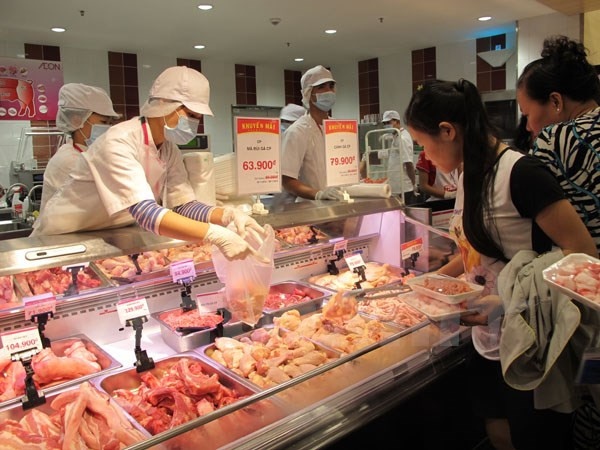 Doanh nghiệp liên kết với siêu thị để cung ứng thực phẩm sạch (Ảnh: Đức Duy/Vietnam+) Xử phạt trên 33 tỷ đồng các cơ sở vi phạm an toàn thực phẩm ảnh 1
