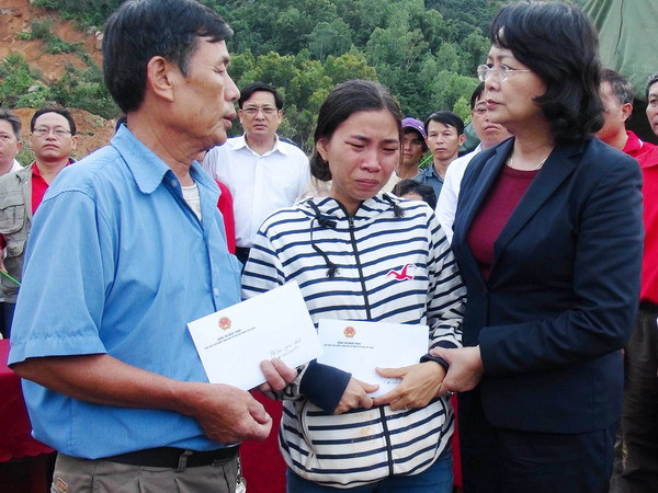 Phó Chủ tịch nước Đặng Thị Ngọc Thịnh thăm hỏi và trao tiền hỗ trợ cho đại diện gia đình có người thân bị thiệt mạng trong vụ sạt lở núi ở thôn Phước Lộc, thành phố Nha Trang. (Ảnh: Tiên Minh/TTXVN) Phó Chủ tịch nước trao 400 triệu đồng giúp người dân Khánh Hòa ảnh 1