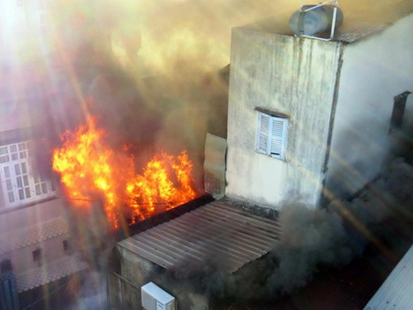 TP. HCM: Cháy lớn trong hẻm, hàng chục thùng sơn phát nổ ảnh 1