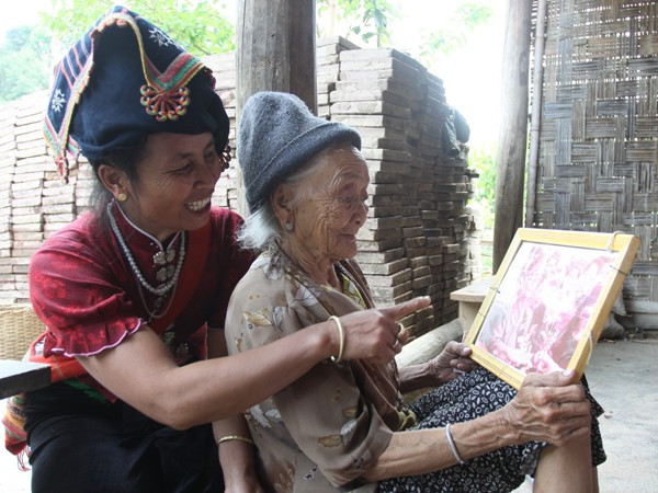 Nữ chiến sỹ địu con tham gia Chiến dịch Điện Biên Phủ ảnh 1