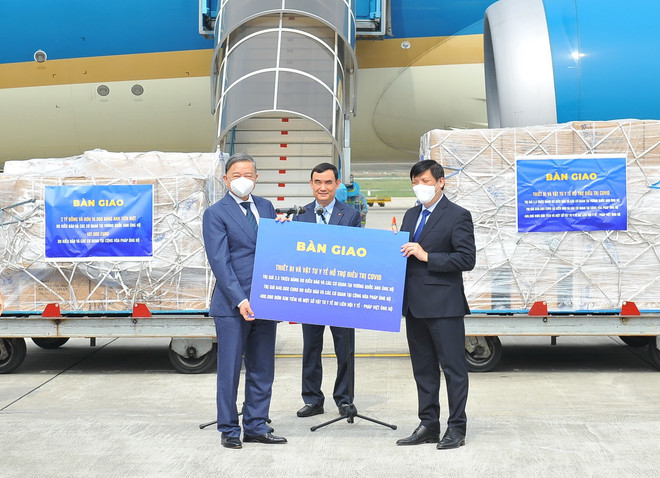 Vietnam Airlines vận chuyển an toàn vật tư y tế phòng dịch từ châu Âu ảnh 1