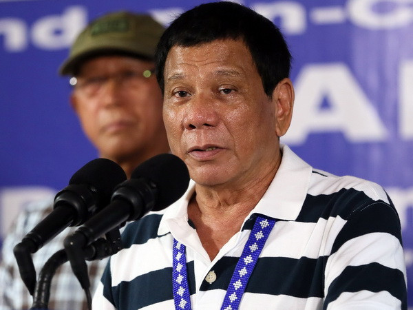 Tổng thống Philippines Rodrigo Duterte trong chuyến thăm sư đoàn số 4 quân đội Philippines ở thành phố miền nam Butuan ngày 18/5. (Nguồn: EPA/ TTXVN) Tổng thống Philippines đang nhận được sự ủng hộ cao từ người dân ảnh 1