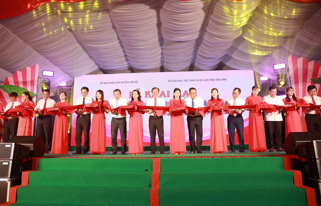 Các đại biểu cắt băng khai mạc Lễ Vu lan thắng hội huyện Cầu Kè năm 2024. (Ảnh: Thanh Hòa/TTXVN) ttxvn_cong_bo_le_vu_lan_thang_hoi_huyen_cau_ke_la_di_san_phi_vat_the_quoc_gia_2708-2.jpg