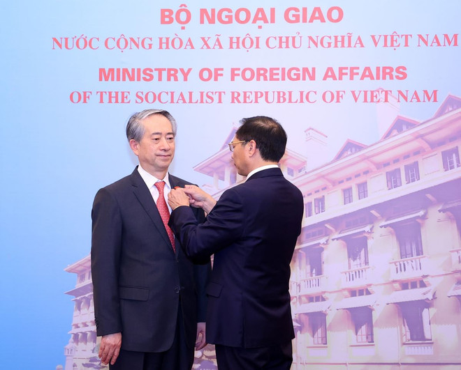 Phó Thủ tướng, Bộ trưởng Bộ Ngoại giao Bùi Thanh Sơn trao tặng Huân chương Hữu nghị của Chủ tịch nước cho ông Hùng Ba, Đại sứ Trung Quốc tại Việt Nam. (Ảnh: Văn Điệp/TTXVN) ttxvn_trao_huan_chuong_huu_nghi_cho_dai_su_trung_quoc_hung_ba_2.jpg