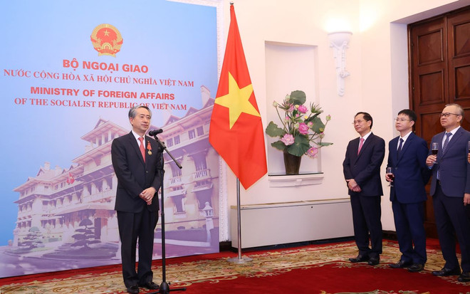 Đại sứ Trung Quốc tại Việt Nam Hùng Ba phát biểu tại buổi lễ. (Ảnh: Văn Điệp/TTXVN) ttxvn_trao_huan_chuong_huu_nghi_cho_dai_su_trung_quoc_hung_ba_3.jpg