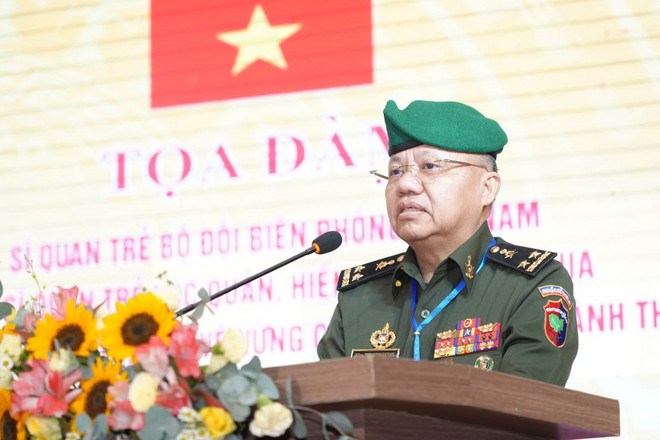 Trung tướng Tien Sophonrnvong, Phó Tham mưu trưởng, Cục trưởng Cục Biên phòng Vương quốc Campuchia phát biểu. (Ảnh: Minh Phú/TTXVN) ttxvn_toa_dam_si_quan_tre_viet_nam_-__campuchia_27-3.jpg