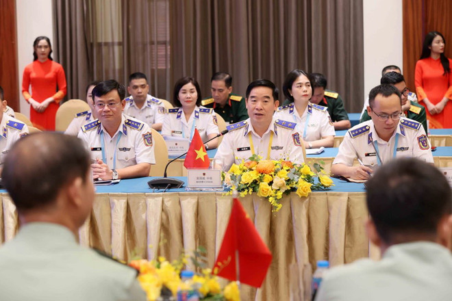 Trung tướng Bùi Quốc Oai, Chính ủy Cảnh sát biển Việt Nam phát biểu tại cuộc hội đàm. (Ảnh: An Đăng/TTXVN) ttxvn_canh_sat_bien_viet_nam_va_trung_quoc_trao_doi_cong_tac_chinh_tri_2.jpg
