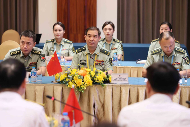 Thiếu tướng Lưu Hậu Kiệt, Phó Chính ủy Cảnh sát biển Trung Quốc phát biểu tại cuộc hội đàm. (Ảnh: An Đăng/TTXVN) ttxvn_canh_sat_bien_viet_nam_va_trung_quoc_trao_doi_cong_tac_chinh_tri_3.jpg