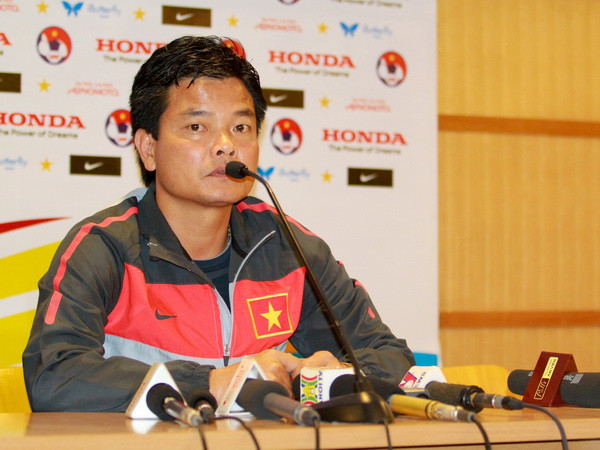 HLV Nguyễn Văn Sỹ đổ lỗi cho sai lầm của Tấn Trường ảnh 1