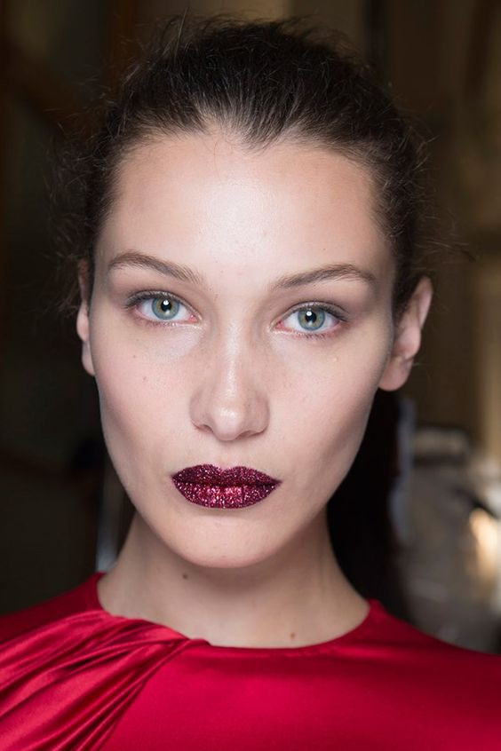 Đôi môi đỏ ánh nhũ đầy ma lực của Bella Hadid trong show diễn Aterlie Versace Môi nhũ đỏ dẫn đầu xu hướng trang điểm mùa cuối năm ảnh 1
